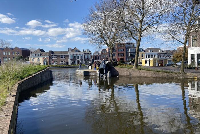 Personenauto belandt in water