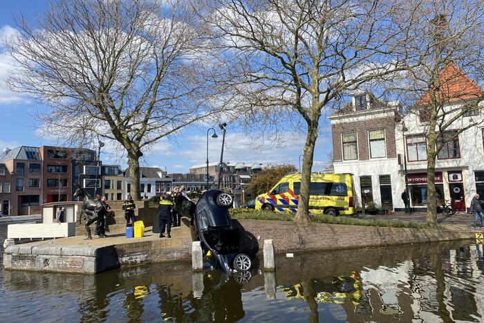 Personenauto belandt in water