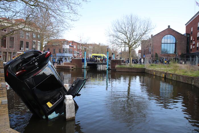 Personenauto belandt in water