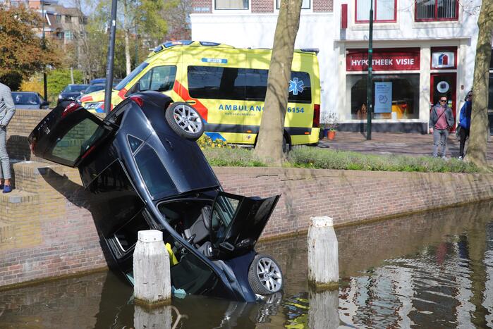 Personenauto belandt in water