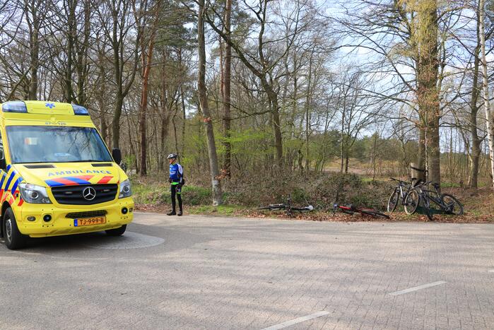 Mountainbiker en bestelbus botsen met elkaar