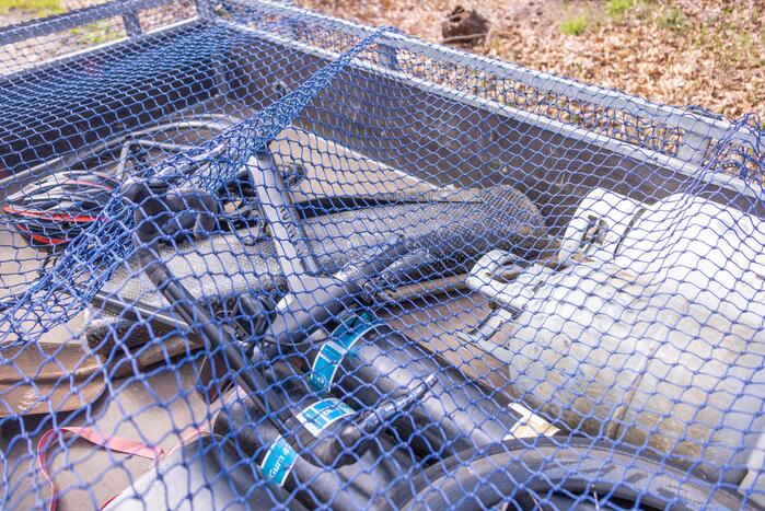 Mountainbiker en bestelbus botsen met elkaar