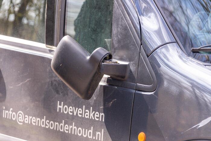 Mountainbiker en bestelbus botsen met elkaar