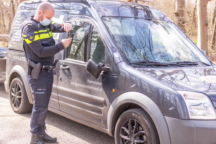 Mountainbiker en bestelbus botsen met elkaar