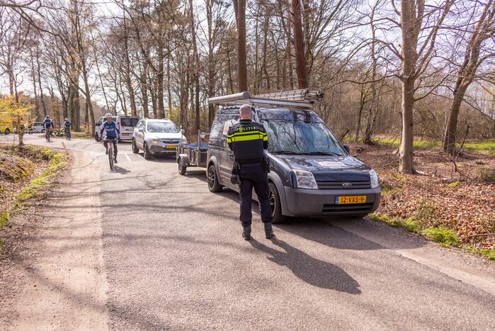 Mountainbiker en bestelbus botsen met elkaar