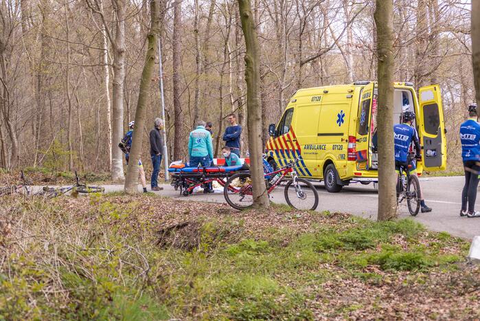 Mountainbiker en bestelbus botsen met elkaar