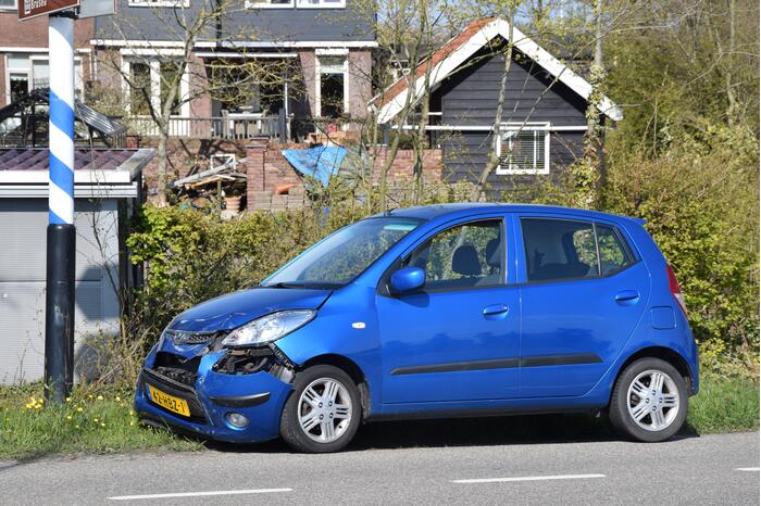 Twee auto's betrokken bij frontale aanrijding