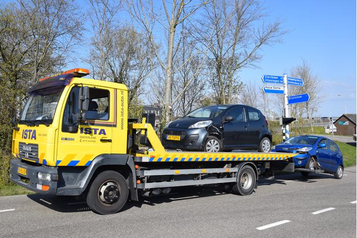 Twee auto's betrokken bij frontale aanrijding