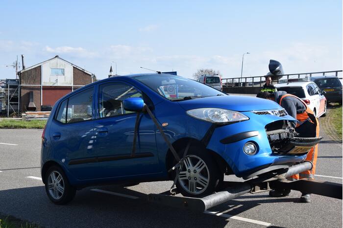 Twee auto's betrokken bij frontale aanrijding