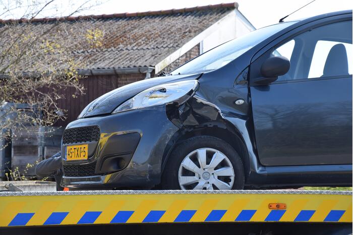 Twee auto's betrokken bij frontale aanrijding