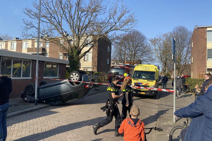 Auto slaat over de kop