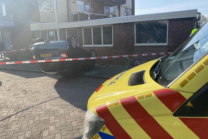 Auto slaat over de kop