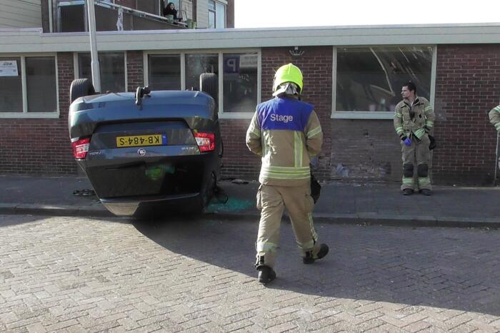 Auto slaat over de kop