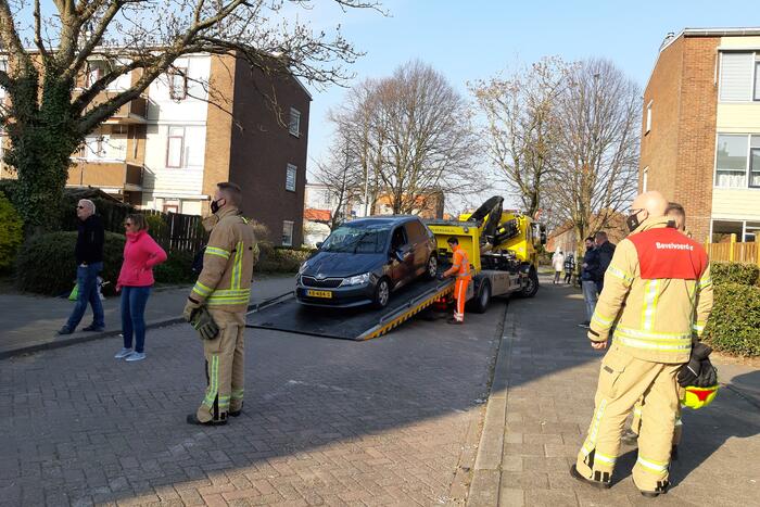 Auto slaat over de kop