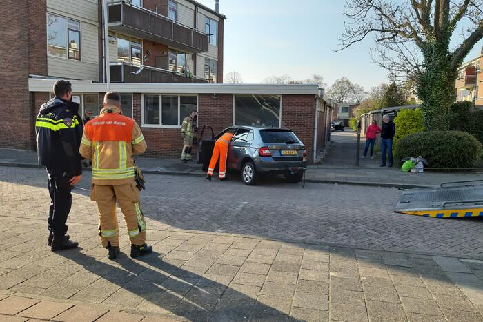 Auto slaat over de kop