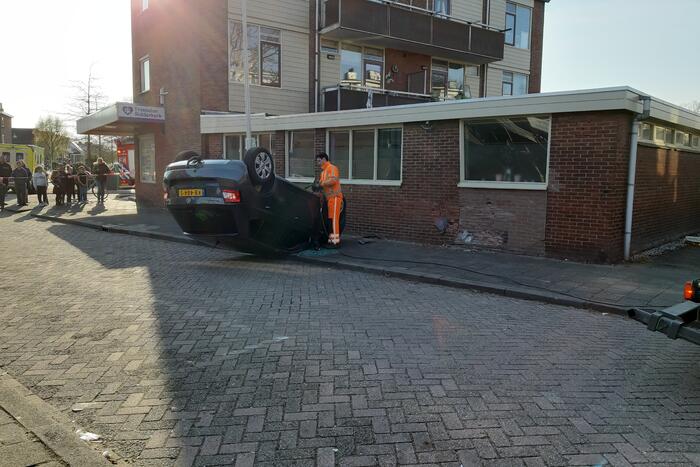 Auto slaat over de kop