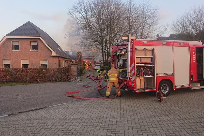 Schuur en auto verwoest door brand