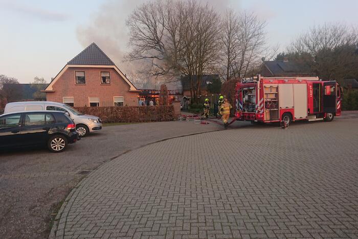 Schuur en auto verwoest door brand