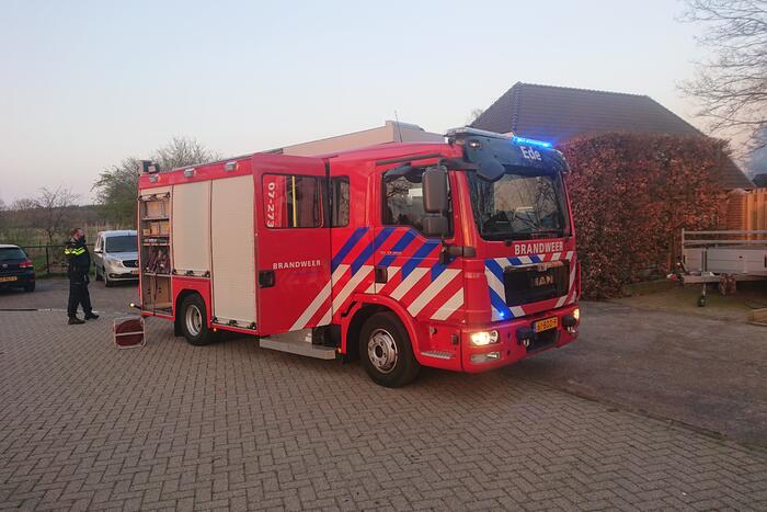 Schuur en auto verwoest door brand