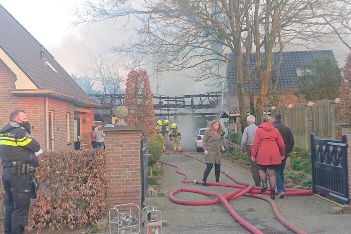 Schuur en auto verwoest door brand