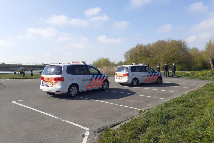Rijles van vriend eindigt in sloot