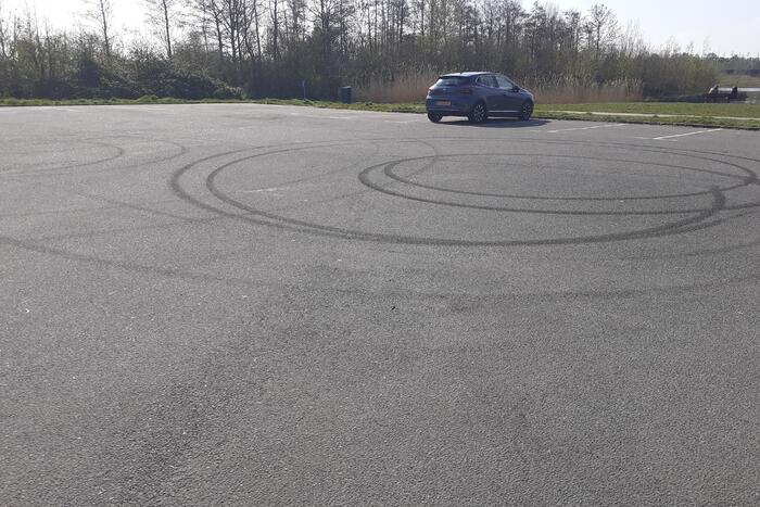 Rijles van vriend eindigt in sloot