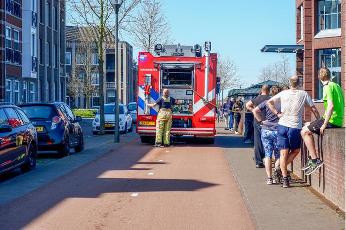 Brandweer blust brandend riet