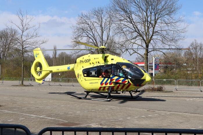 Traumahelikopter landt op parkeerplaats Alrijne ziekenhuis voor transport coronapatiënt