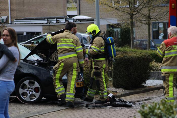 Brandweer blust brandend motoronderdeel
