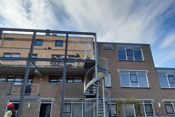 Houten plank tegen appartement vat vlam