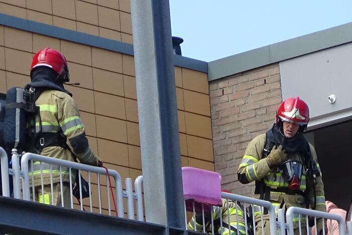 Houten plank tegen appartement vat vlam
