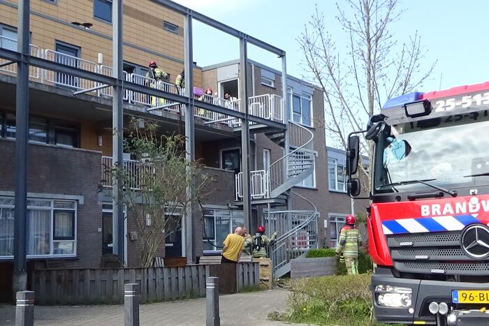 Houten plank tegen appartement vat vlam