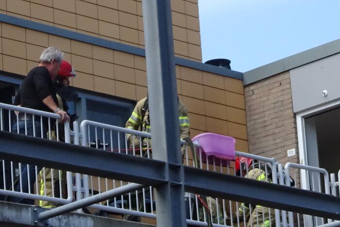 Houten plank tegen appartement vat vlam