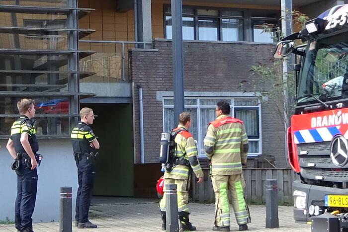 Houten plank tegen appartement vat vlam