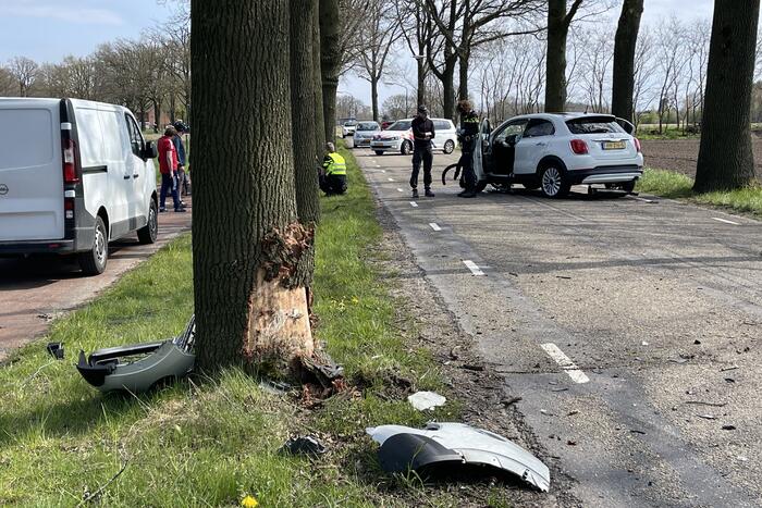 Automobilist eindigt tegen auto tegen boom