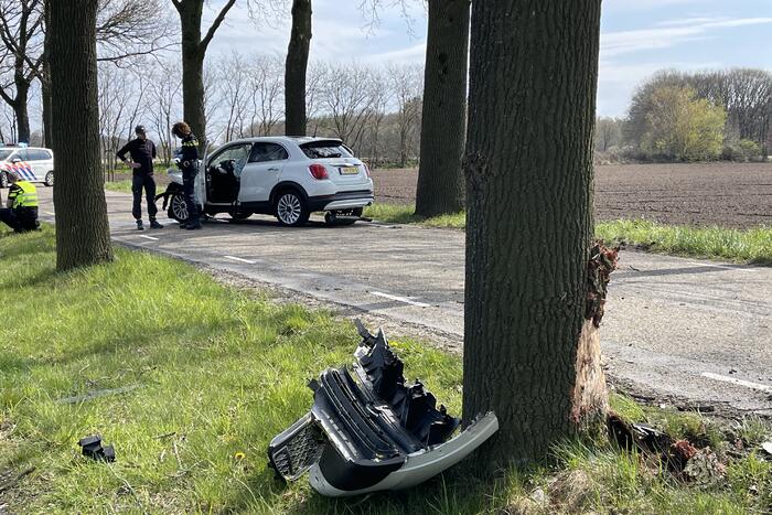 Automobilist eindigt tegen auto tegen boom