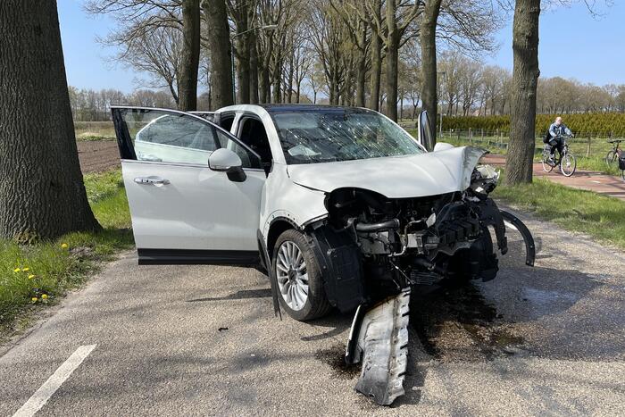 Automobilist eindigt tegen auto tegen boom
