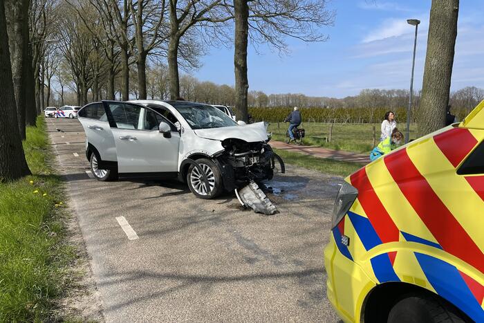 Automobilist eindigt tegen auto tegen boom