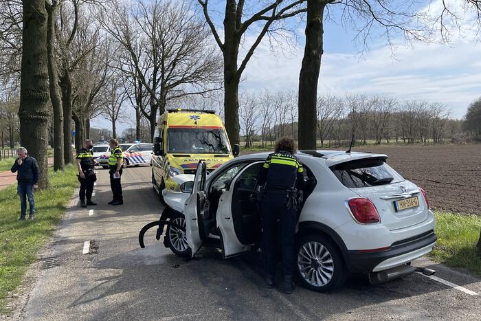 Automobilist eindigt tegen auto tegen boom