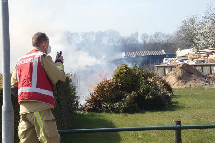 Coniferenhaag in brand