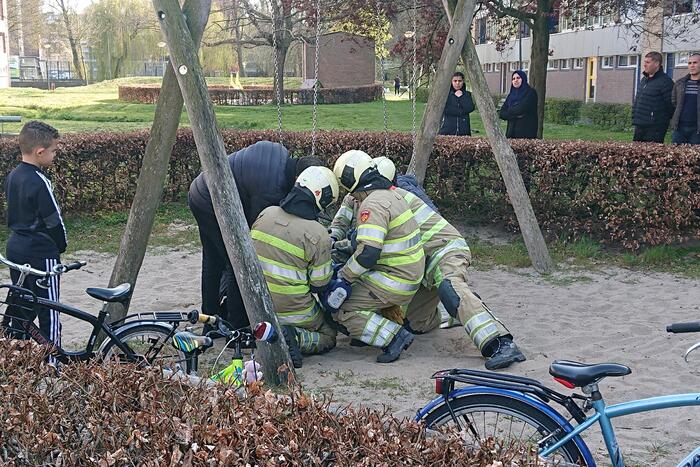 Kind vast in speeltoestel