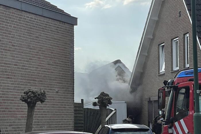 Uitslaande brand in schuur bij woning
