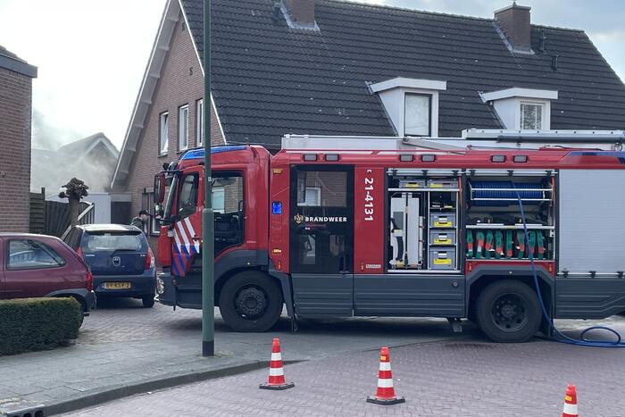 Uitslaande brand in schuur bij woning