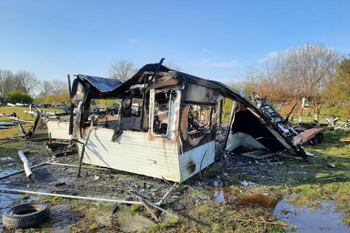 Twee stacaravans volledig uitgebrand