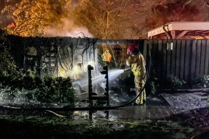 Smeulende kolen in container veroorzaken flinke brand