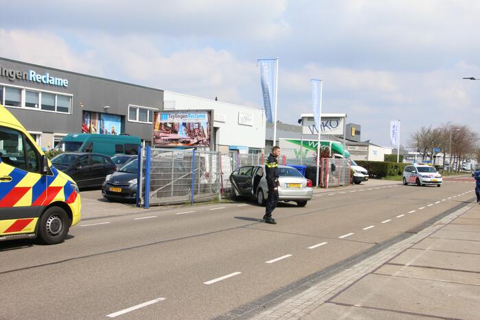 Auto knalt op hekwerk bedrijfspand