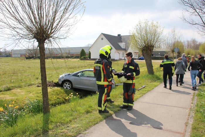 Auto schiet rechtdoor over rotonde en belandt bovenop sloot