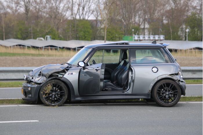 Mini Cooper total-loss na botsing tegen vangrail