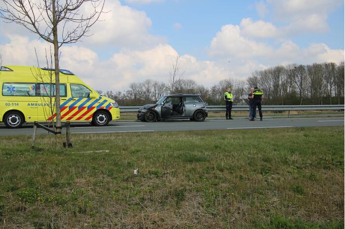 Mini Cooper total-loss na botsing tegen vangrail