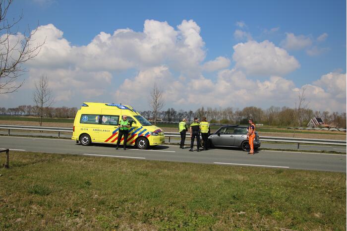 Mini Cooper total-loss na botsing tegen vangrail